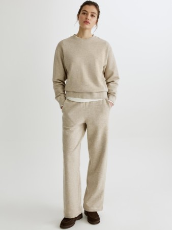 прямые брюки из фактурного футера фотография