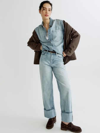 прямые джинсы с подворотом с высокой посадкой фотография