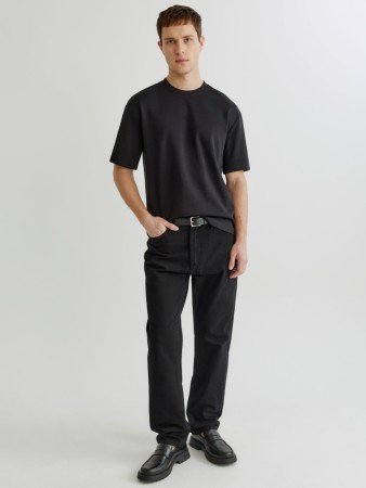 прямые джинсы со средней посадкой фотография