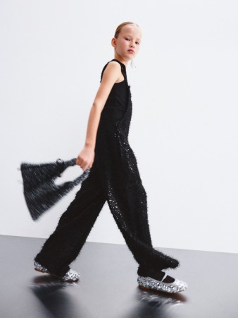 пушистый комбинезон с пайетками для девочек фотография