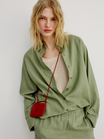 рубашка классическая из льна и вискозы фотография