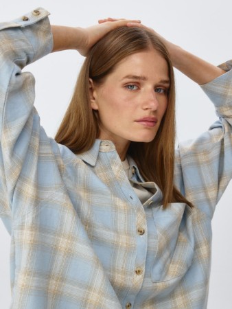 рубашка оверсайз из хлопка фотография