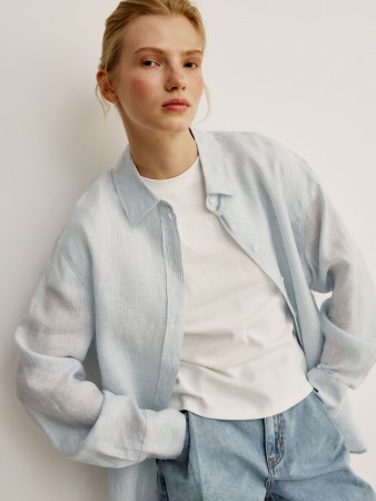 рубашка оверсайз из тонкого льна фотография