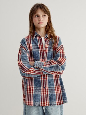 рубашка оверсайз в клетку для девочек фотография