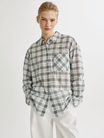 рубашка оверсайз в клетку из жатой ткани фотография