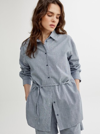 рубашка прямого кроя с тонким поясом фотография