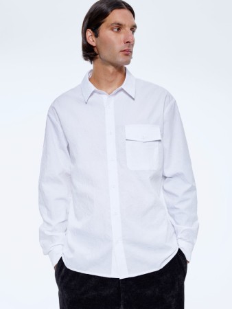 рубашка свободного кроя из ткани с жатым эффектом фотография