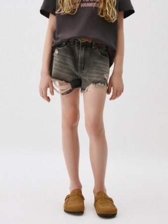 рваные джинсовые шорты для девочек фотография