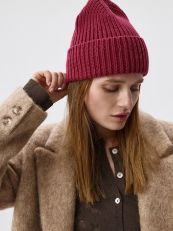 шапка-бини в рубчик фотография