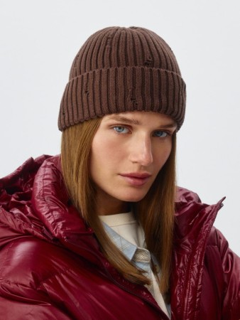 шапка-бини в стиле гранж с рваным декором - женские шапки с отворотом 