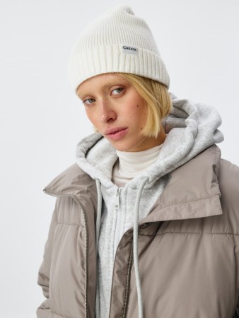 шапка в рубчик с патчем - женские головные уборы