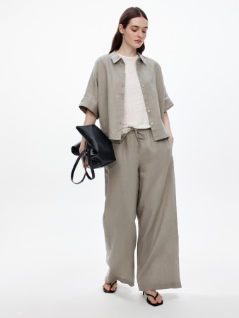 широкие брюки из 100% льна фотография