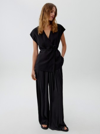 широкие брюки из фактурной ткани фотография