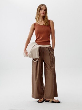 широкие брюки из хлопка со складками фотография