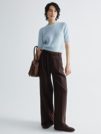 широкие брюки из костюмной ткани фотография