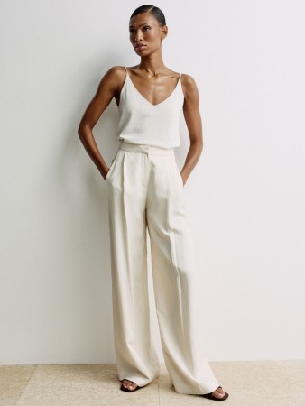 широкие брюки из смесового льна и вискозы фотография