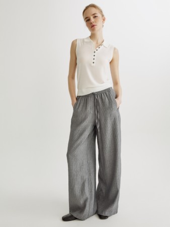 широкие брюки из жатой ткани фотография