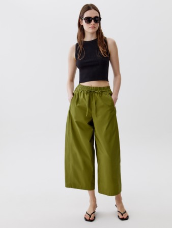 широкие брюки-кюлоты из хлопка фотография