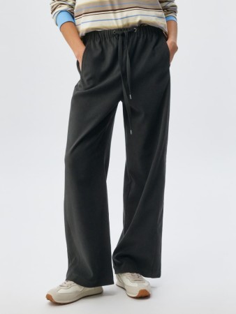 широкие брюки на резинке фотография