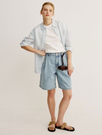 широкие джинсовые шорты со складками фотография