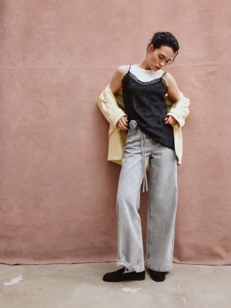 широкие джинсы на высокой посадке с декоративным поясом фотография