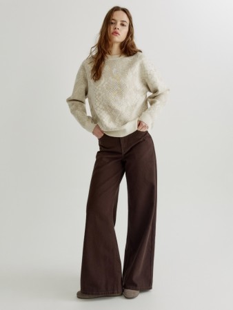 широкие джинсы на высокой посадке с небольшой вышивкой - женские джинсы с цветочками 