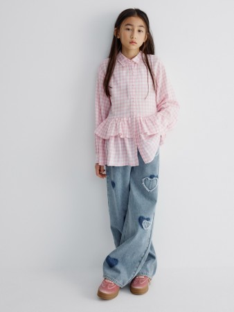 широкие джинсы с аппликацией для девочек фотография