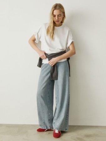 широкие джинсы с рельефными швами фотография