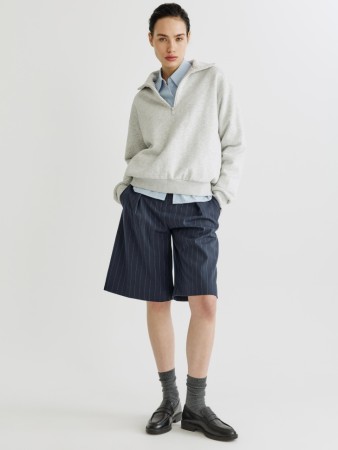 шорты-бермуды из костюмной ткани с поясом фотография