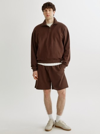 шорты из фактурного трикотажа фотография