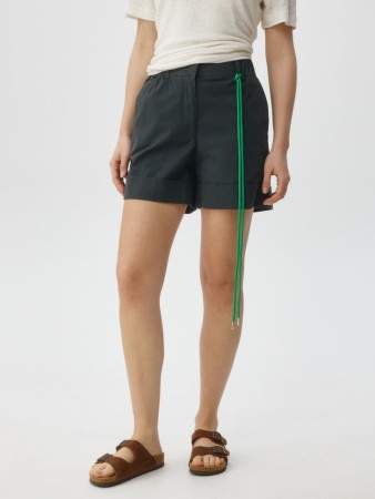 шорты из хлопка с контрастным поясом фотография