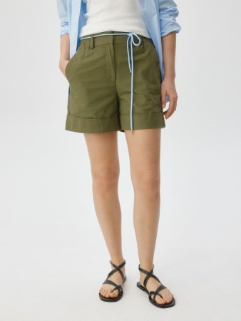 шорты из хлопка с контрастным поясом фотография