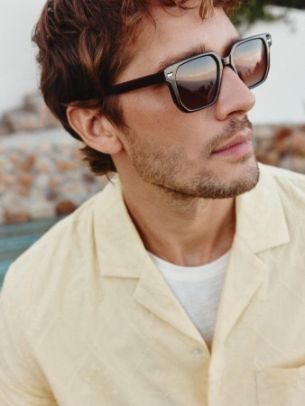 солнцезащитные очки в квадратной оправе фотография