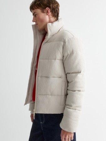 стеганая куртка оверсайз с вельветовым эффектом фотография