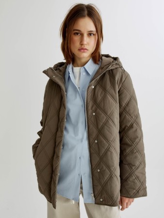 стеганая куртка с капюшоном фотография