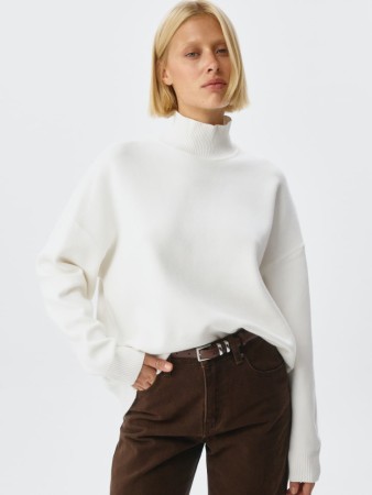 свитер с воротником-стойкой фотография