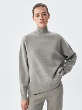 свитер с воротником-стойкой фотография