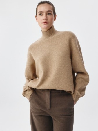 свитер с воротником-стойкой фотография