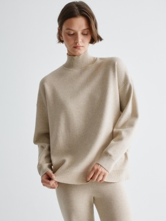 свитер с воротником-стойкой фотография