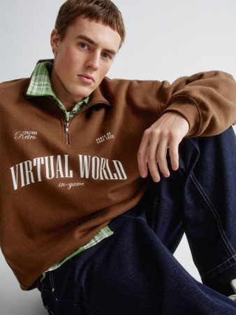 свитшот оверсайз с воротником-стойкой фотография