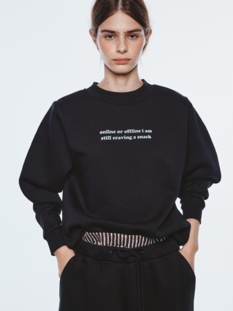 свитшот оверсайз с вышивкой из линейки  young фотография