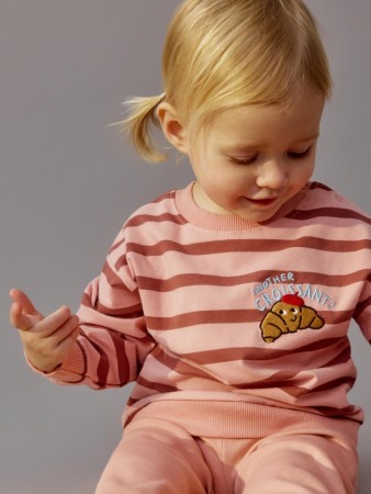 свитшот с вышивкой для малышей фотография