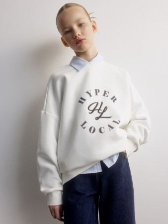 свитшот с вышивкой и принтом для девочек фотография