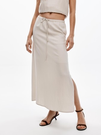 свободная юбка миди из жатой ткани фотография