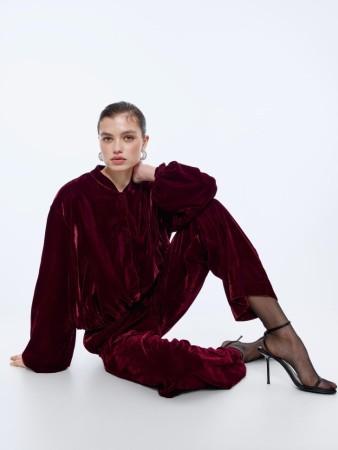 свободные брюки из велюра фотография