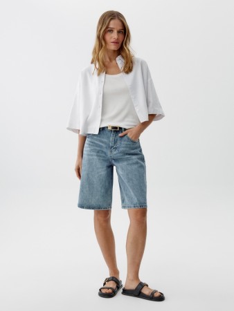 свободные джинсовые шорты бермуды с высокой посадкой фотография