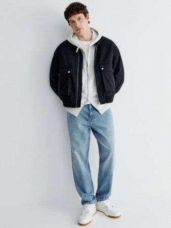 свободные укороченные джинсы со средней посадкой фотография