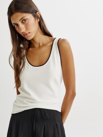 танк-топ с контрастной окантовкой фотография