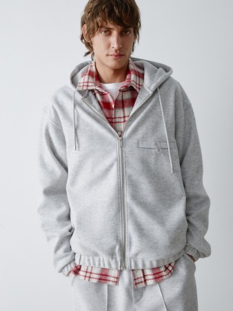 толстовка оверсайз на молнии фотография