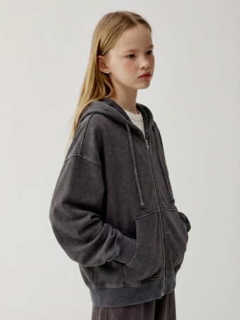 толстовка оверсайз с эффектом кислотной стирки для девочек фотография